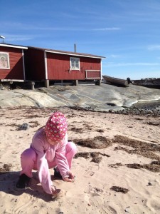 Välillä, kun aurinko ja lämpö hellii oikein kunnolla, on kiva keräillä pyöräretken lomassa rannalta simpukoita.